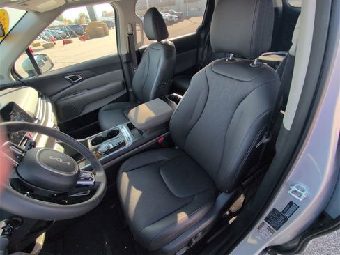 Used 2025 Kia Carnival SX image 13