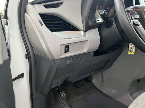 Used 2017 Toyota Sienna L image 13