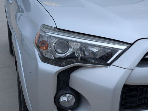 Used 2020 Toyota 4Runner SR5 AWD/4WD image 10