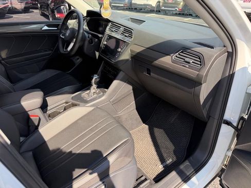 Used 2022 Volkswagen Tiguan SE w/ Panoramic Sunroof Package FWD image 58
