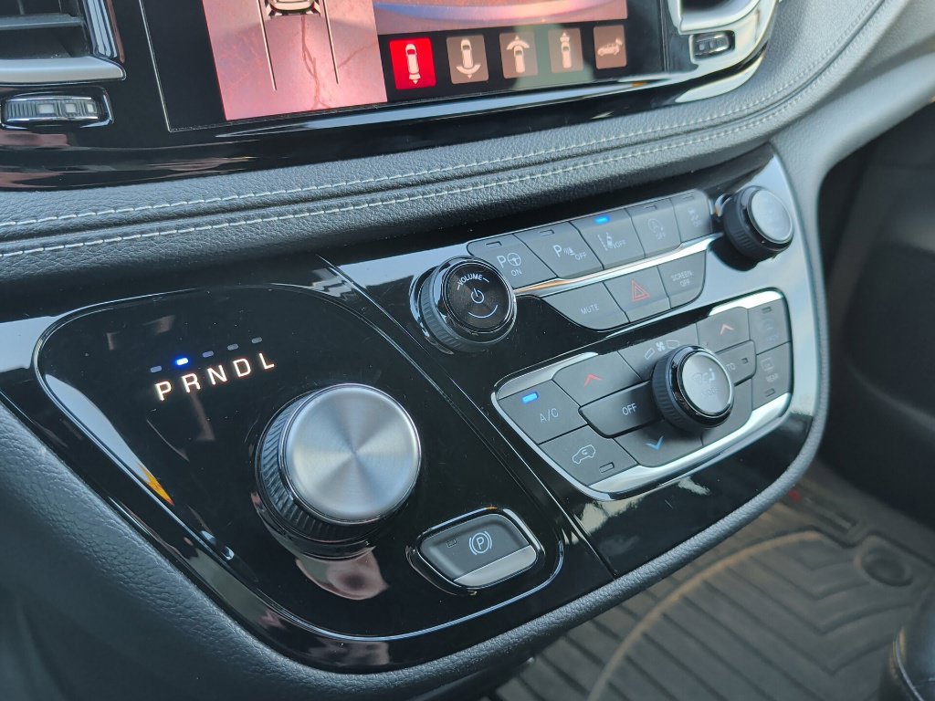 Used 2022 Chrysler Pacifica Touring-L w/ Uconnect Theater Family Group AWD/4WD image 16