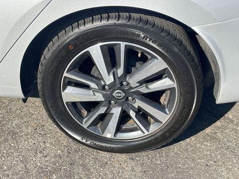 Used 2025 Nissan Versa SV image 28