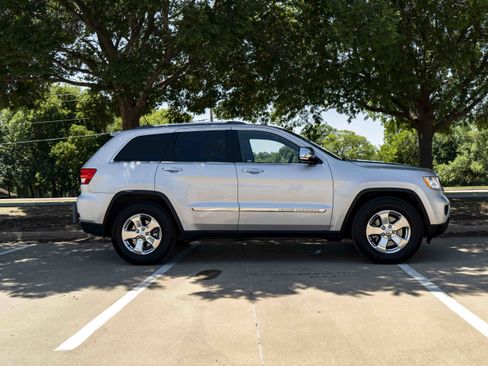 Used 2011 Jeep Grand Cherokee Overland AWD/4WD image 10