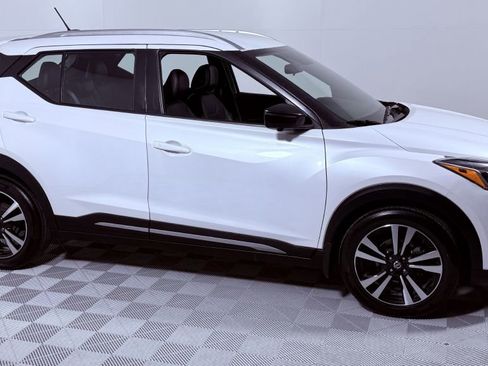 Used 2019 Nissan Kicks SR w/ SR Premium Package image 2