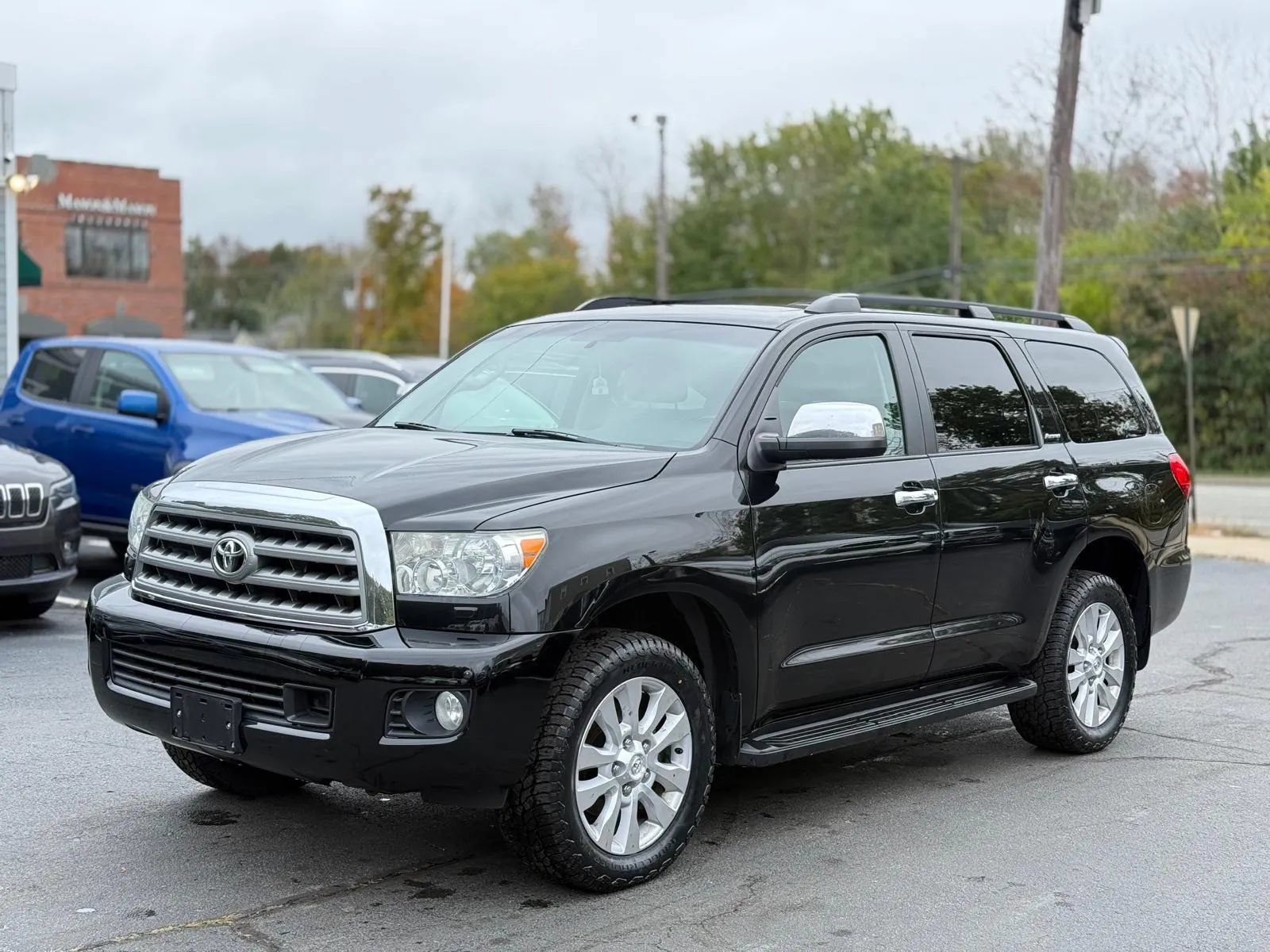 Used 2017 Toyota Sequoia Platinum AWD/4WD image 4