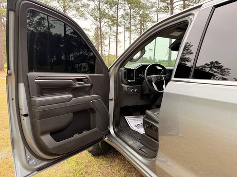 Used 2023 GMC Sierra 1500 SLT w/ X31 Off-Road Package AWD/4WD image 11