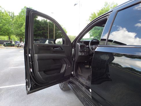 Used 2025 GMC Yukon Elevation w/ Elevation Premium Package AWD/4WD image 28
