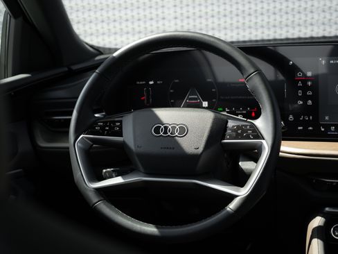 Used 2025 Audi Q5 Premium Plus w/ Premium Plus AWD/4WD image 9