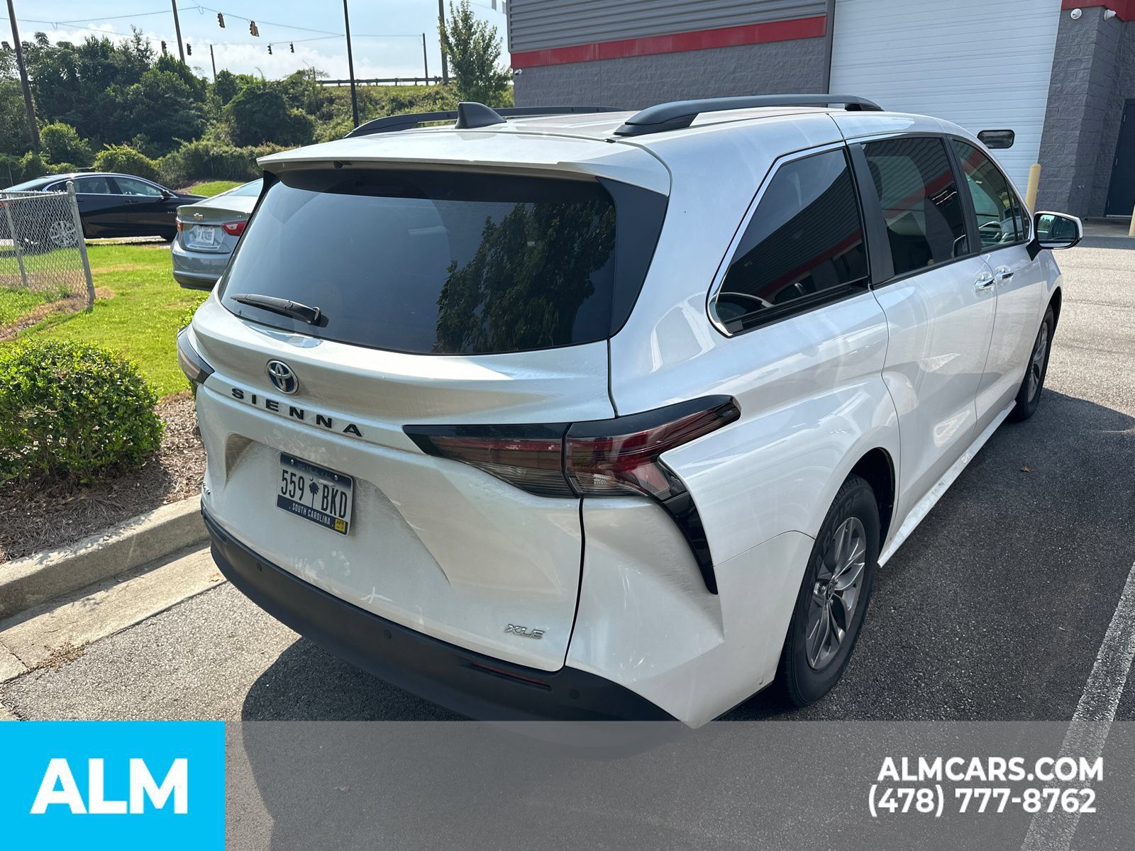 Used 2025 Toyota Sienna XLE FWD image 10