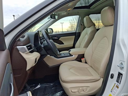 Used 2021 Toyota Highlander XLE image 14