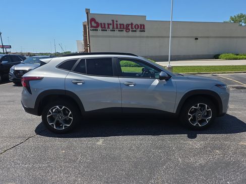 Used 2024 Chevrolet Trax LT FWD image 2