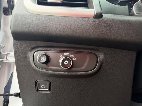 Used 2021 GMC Terrain SLE w/ Driver Convenience Package FWD image 23