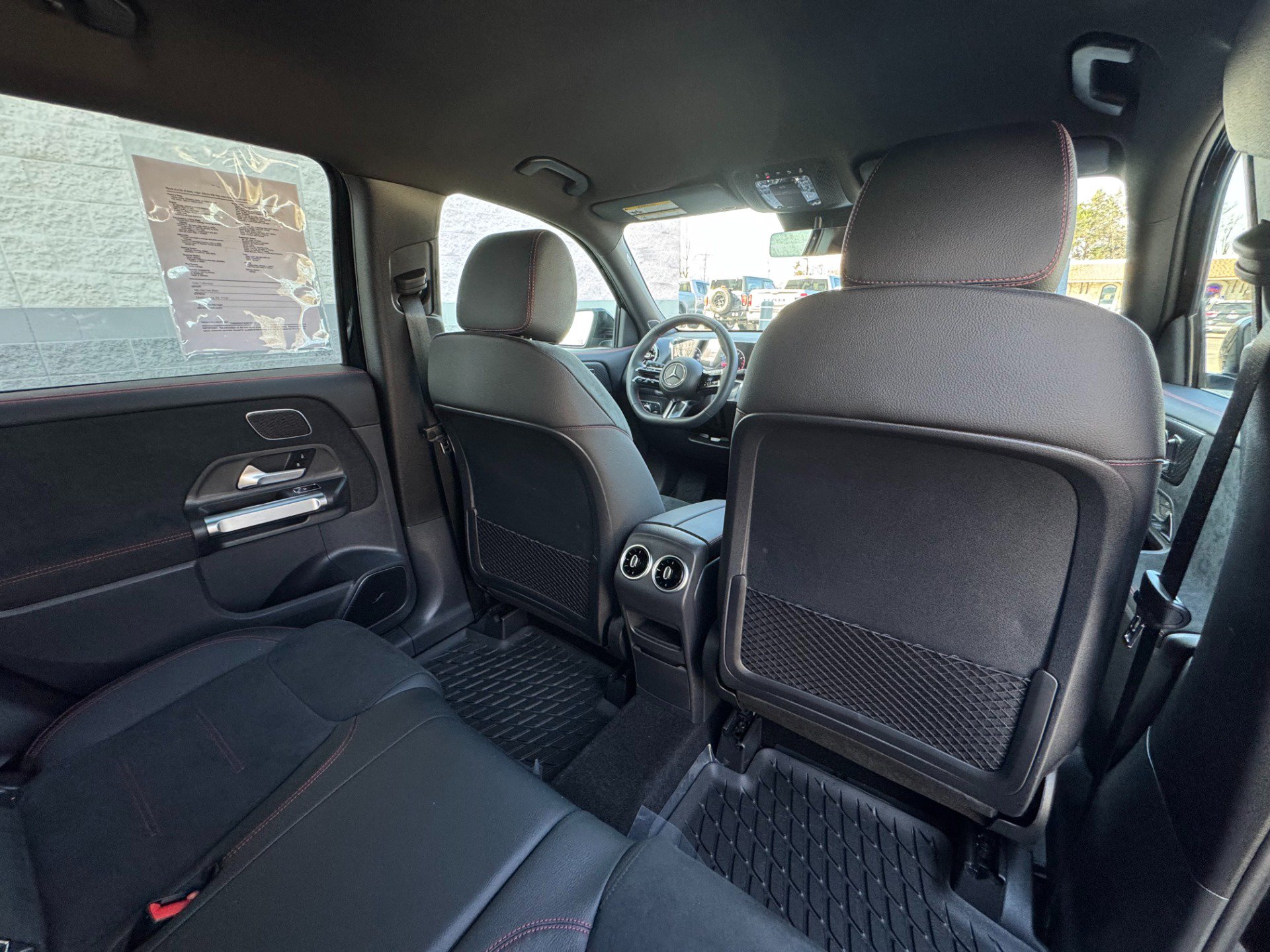 Used 2025 Mercedes-Benz GLB 250 w/ AMG Night Package image 35
