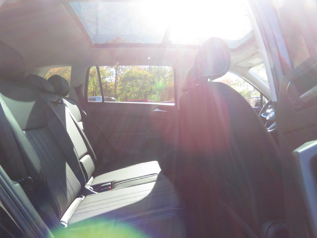 Used 2022 Volkswagen Tiguan SE w/ Panoramic Sunroof Package AWD/4WD image 16