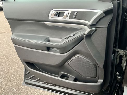 Used 2015 Ford Explorer XLT w/ Equipment Group 202B image 30