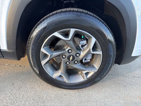 Used 2025 Chevrolet Trax LT w/ Driver Confidence Package image 3