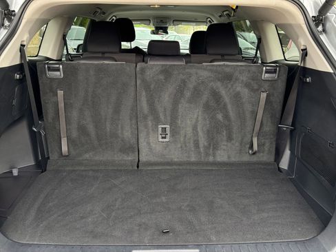 Used 2025 Toyota Highlander LE FWD image 34