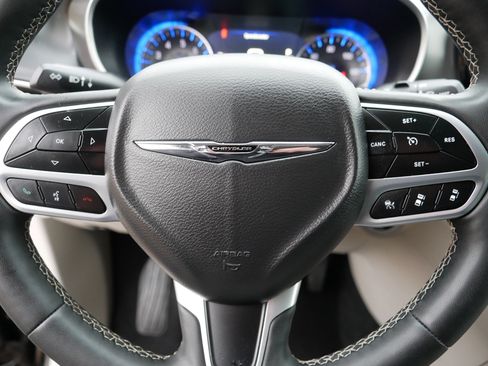 Certified 2024 Chrysler Pacifica Touring-L image 25