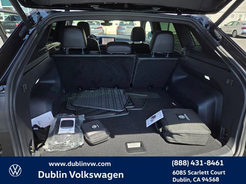 Certified 2024 Volkswagen Atlas Cross Sport SEL R-Line AWD/4WD image 25