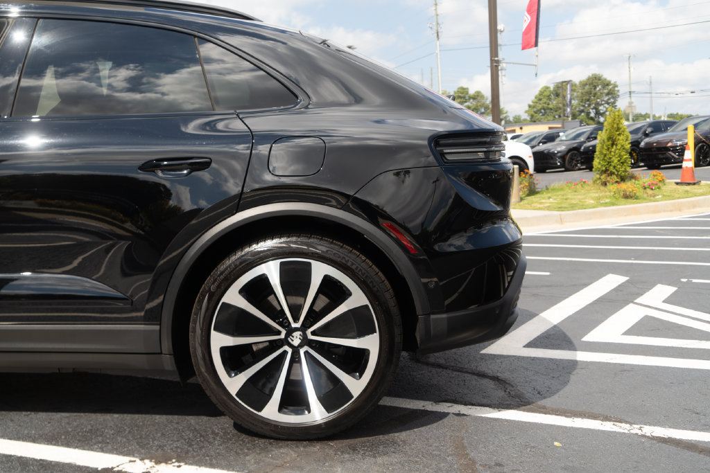 Used 2025 Porsche Macan 4 Electric AWD/4WD image 13