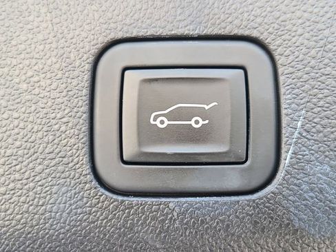 Used 2025 GMC Yukon XL Denali AWD/4WD image 7