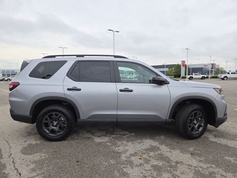 Used 2025 Honda Pilot TrailSport image 19