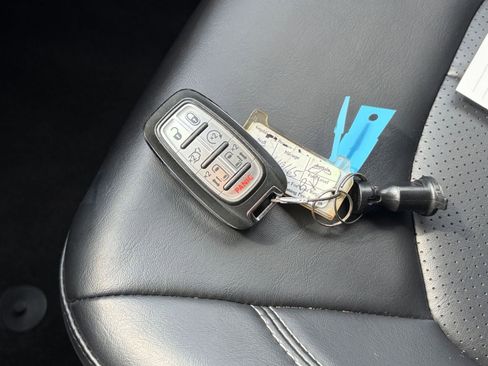 Used 2023 Chrysler Pacifica Touring-L FWD image 22