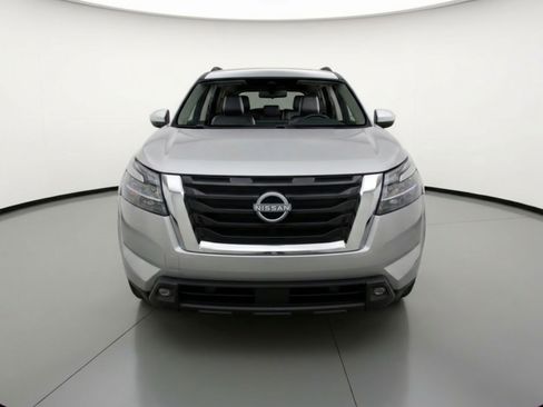 Used 2025 Nissan Pathfinder SV image 2