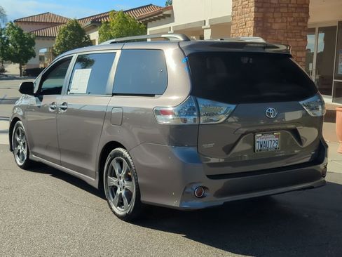 Used 2017 Toyota Sienna SE image 3