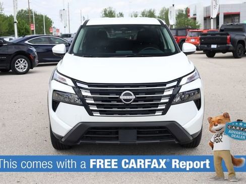 Used 2025 Nissan Rogue SV image 2