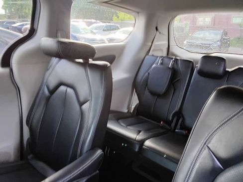 Used 2024 Chrysler Pacifica Touring-L FWD image 12