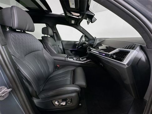 Used 2025 BMW X7 M60i w/ Executive Package image 31