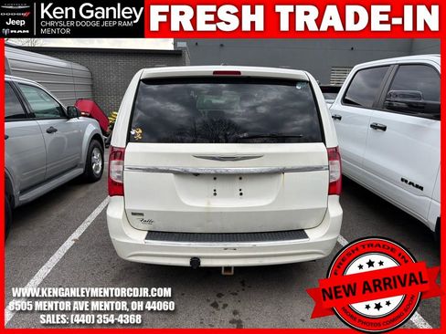 Used 2011 Chrysler Town & Country Touring image 9