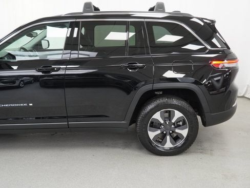 Used 2023 Jeep Grand Cherokee 4WD 4xe image 16