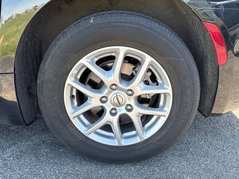 Used 2023 Chrysler Pacifica Touring-L FWD image 4