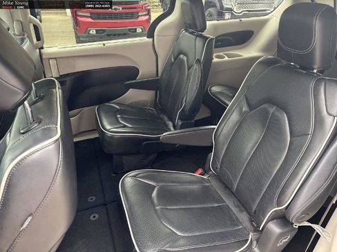 Used 2023 Chrysler Pacifica Limited FWD image 12