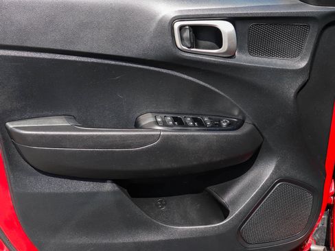 Used 2023 Hyundai Venue SEL FWD image 25