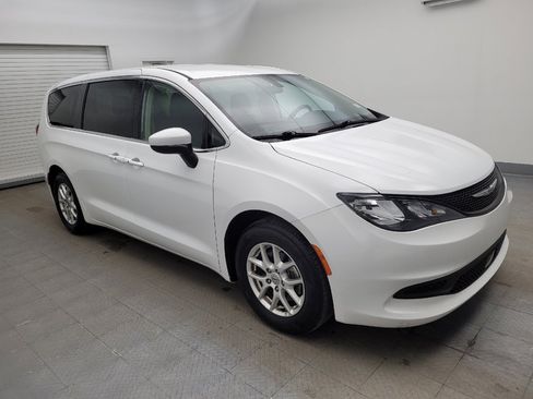 Used 2022 Chrysler Voyager LX FWD image 11