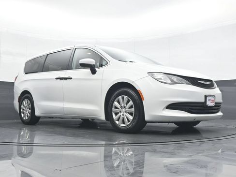 Used 2020 Chrysler Voyager L FWD image 34
