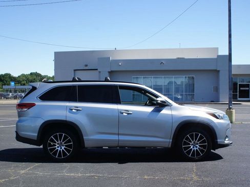 Used 2018 Toyota Highlander SE FWD image 23