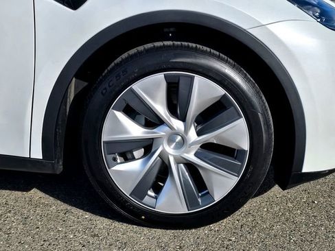 Used 2021 Tesla Model Y Long Range image 26