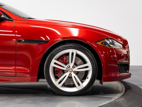 Used 2016 Jaguar XJ R image 16