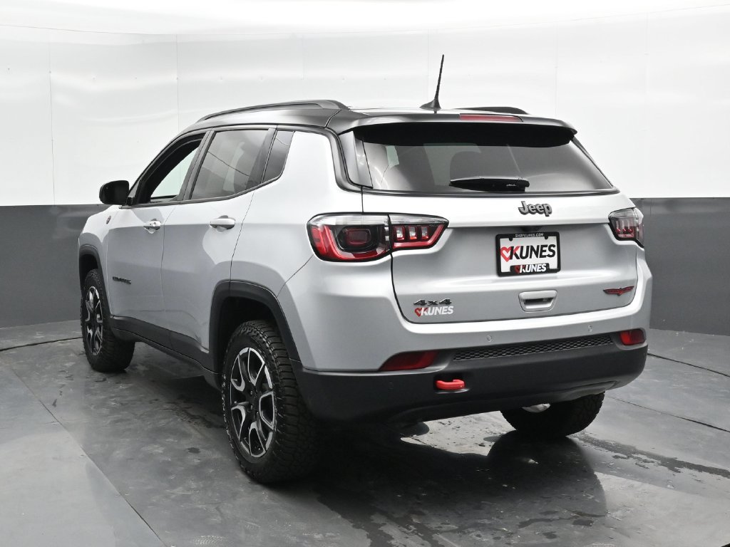 Used 2024 Jeep Compass Trailhawk AWD/4WD image 9
