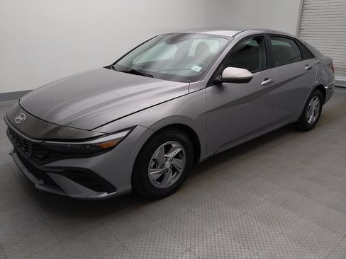 Used 2025 Hyundai Elantra SE FWD image 2