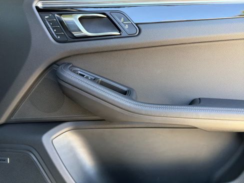Certified 2025 Porsche Macan AWD/4WD image 19