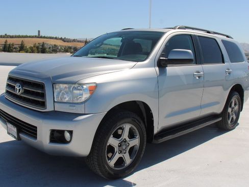 Used 2014 Toyota Sequoia SR5 w/ Sport Appearance Package AWD/4WD image 7