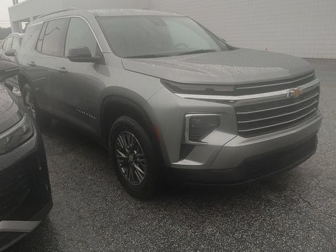 Used 2025 Chevrolet Traverse LT FWD image 2