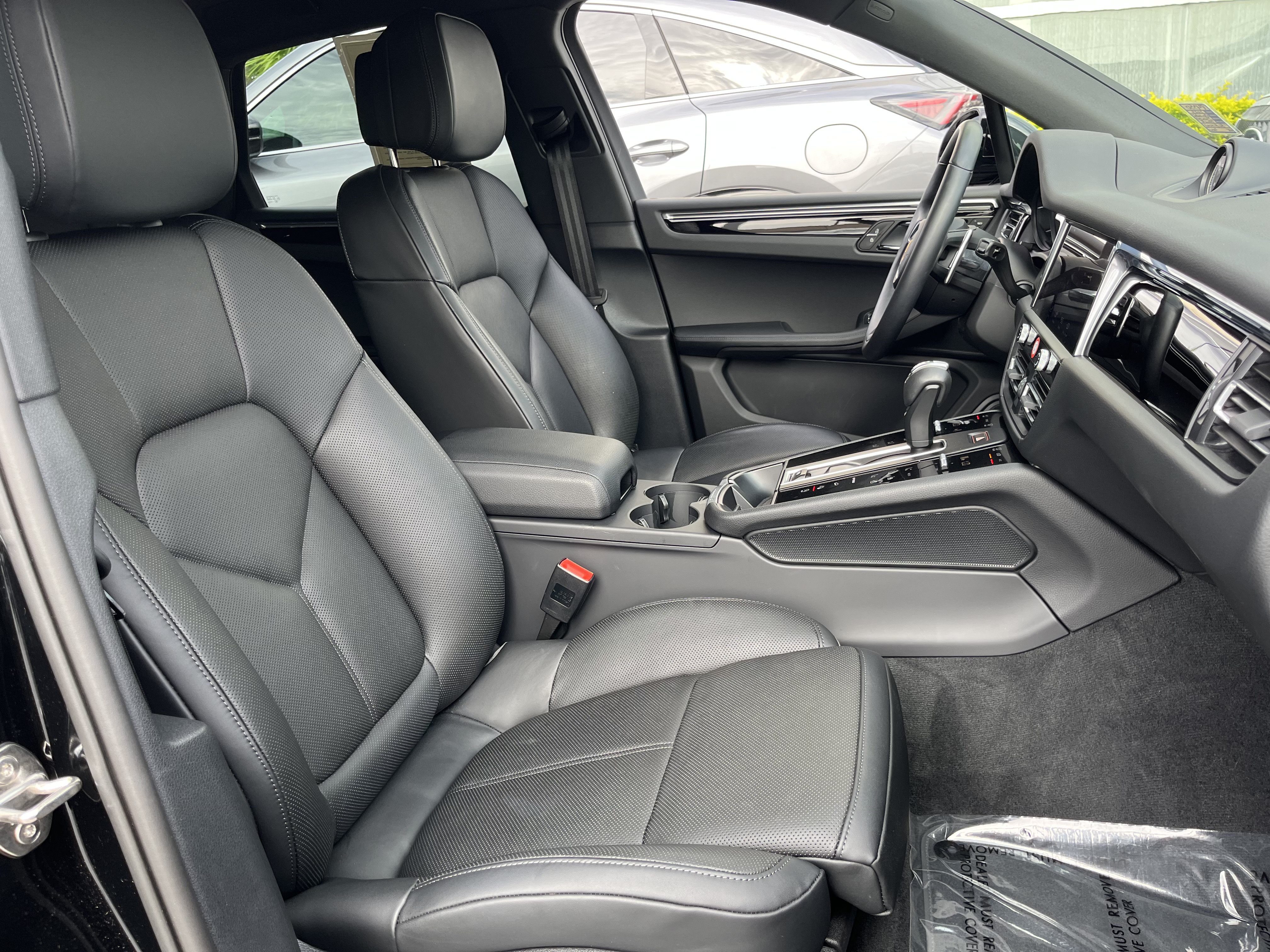 Used 2025 Porsche Macan AWD/4WD image 20