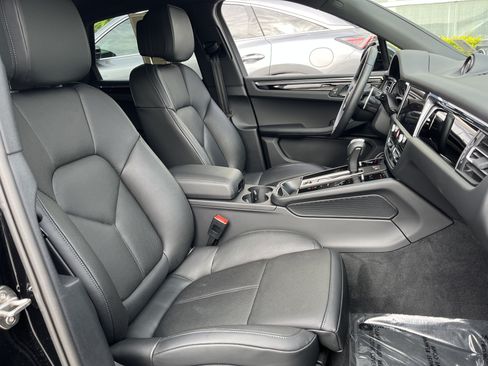 Used 2025 Porsche Macan AWD/4WD image 20
