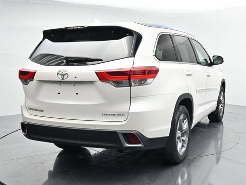Used 2019 Toyota Highlander AWD V6 image 6